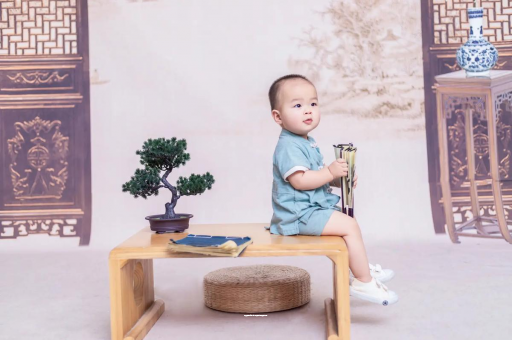 仁怀女宝宝换尿布